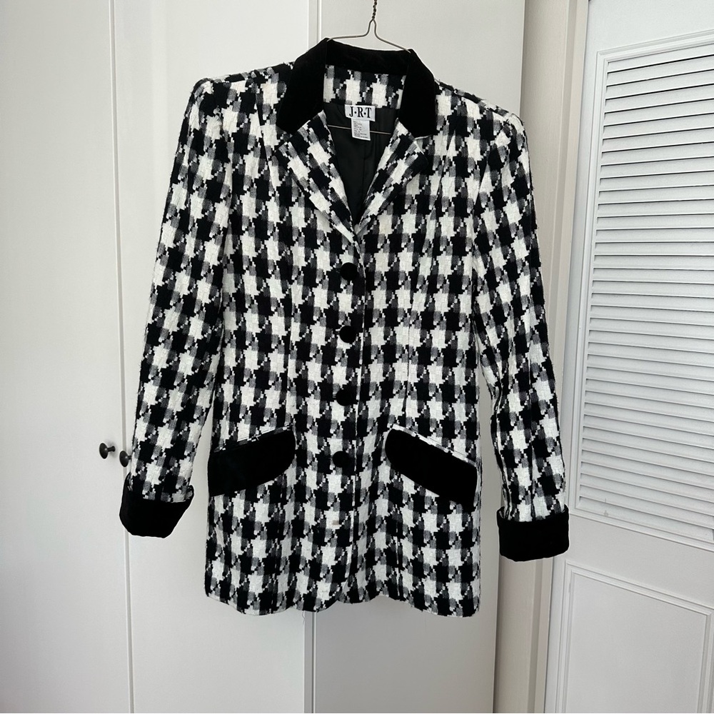 Houndstooth pattern Blazer, Black and White with velvet collar and buttons.